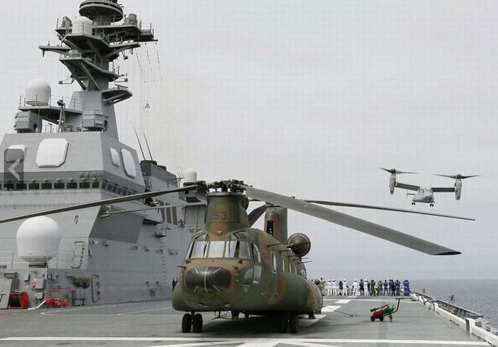 Ngày 14 tháng 6, máy bay vận tải cánh xoay MV-22 Osprey diễn tập hạ cánh xuống tàu sân bay trực thăng Hyuga của Nhật Bản.